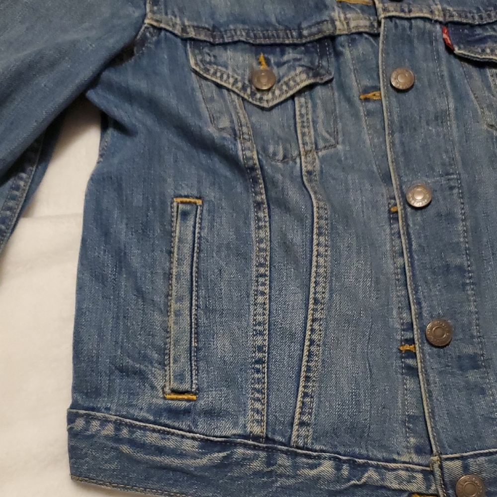 Levi's Classic Blue Jean Jacket - Picture 7 of 10